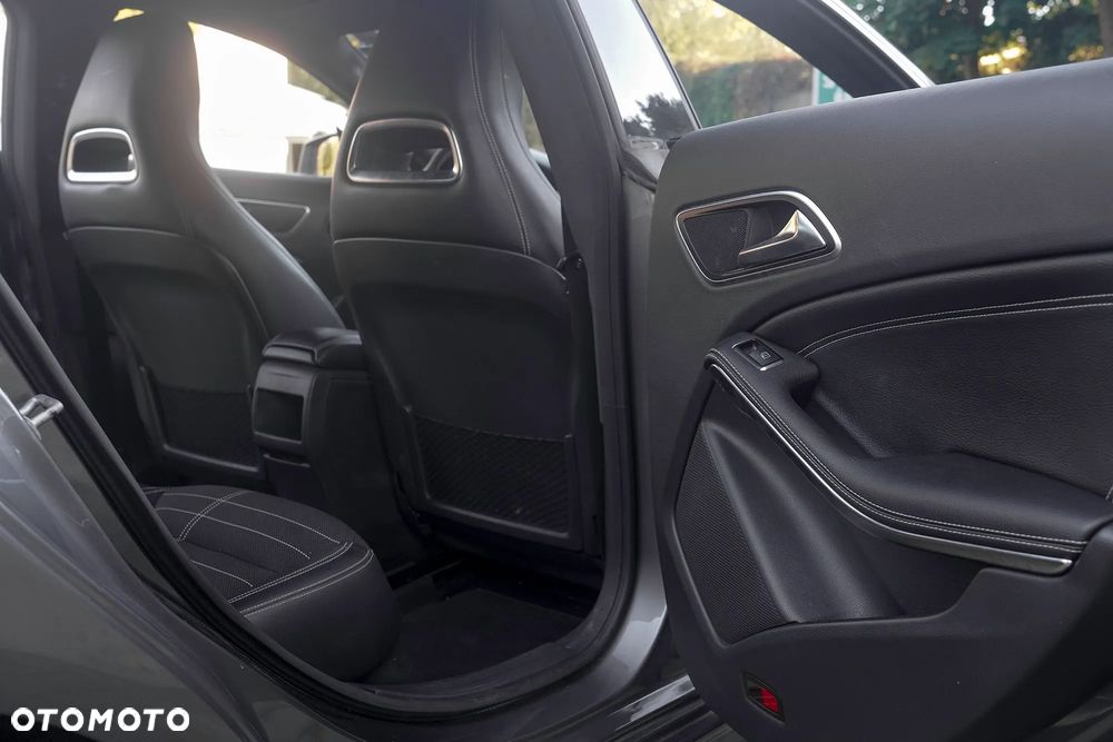 Mercedes-Benz CLA 180 AMG Line - 6