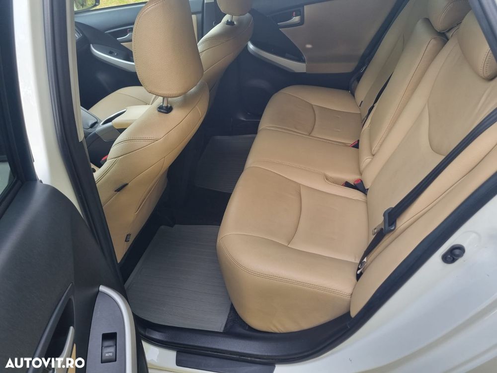 Toyota Prius (Hybrid) Executive - 3