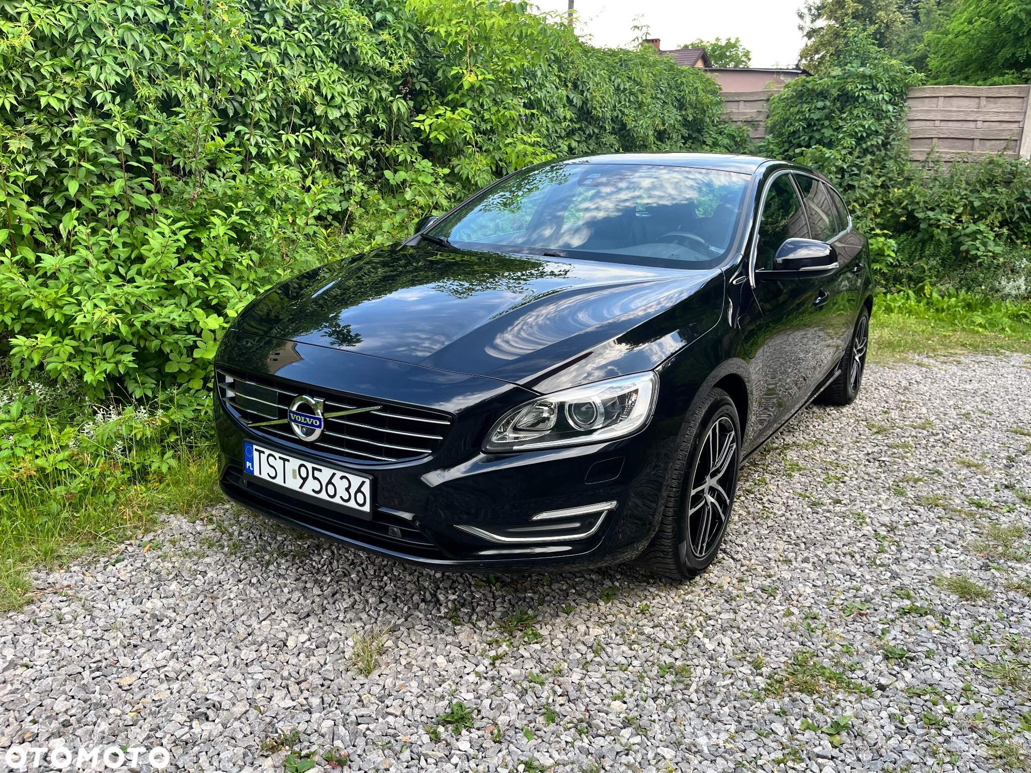 Volvo V60 D6 AWD Plug-in Hybrid R-Design Summum - 2