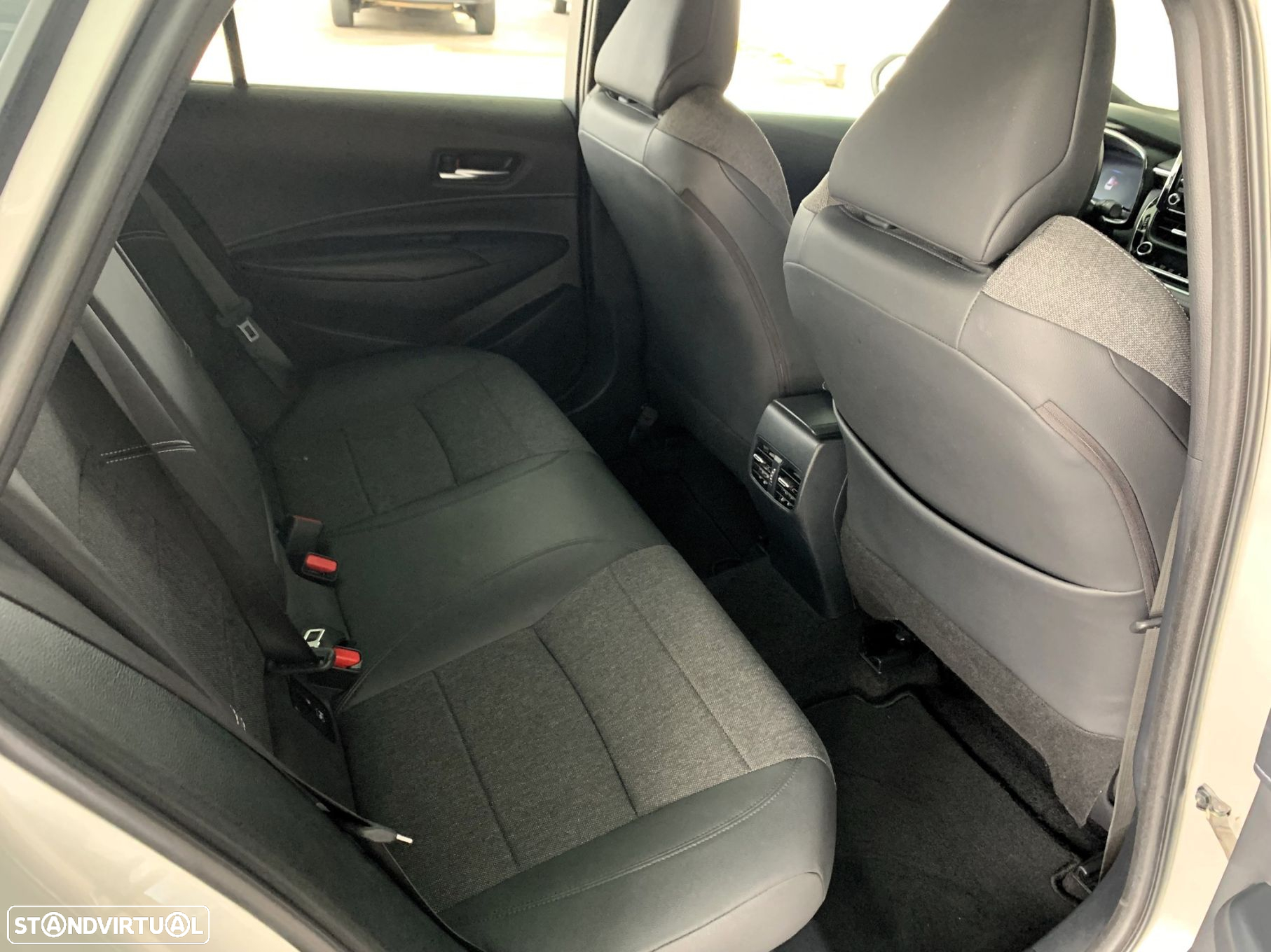 Toyota Corolla Touring Sports 1.8 Hybrid Comfort+P.Sport - 12