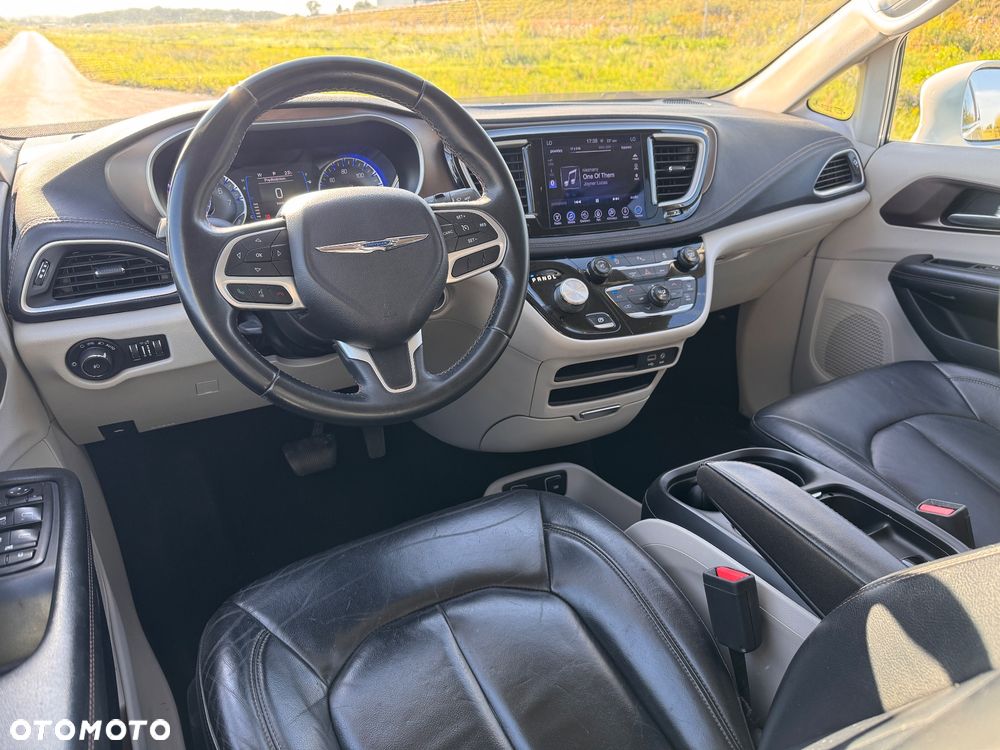 Chrysler Pacifica - 16