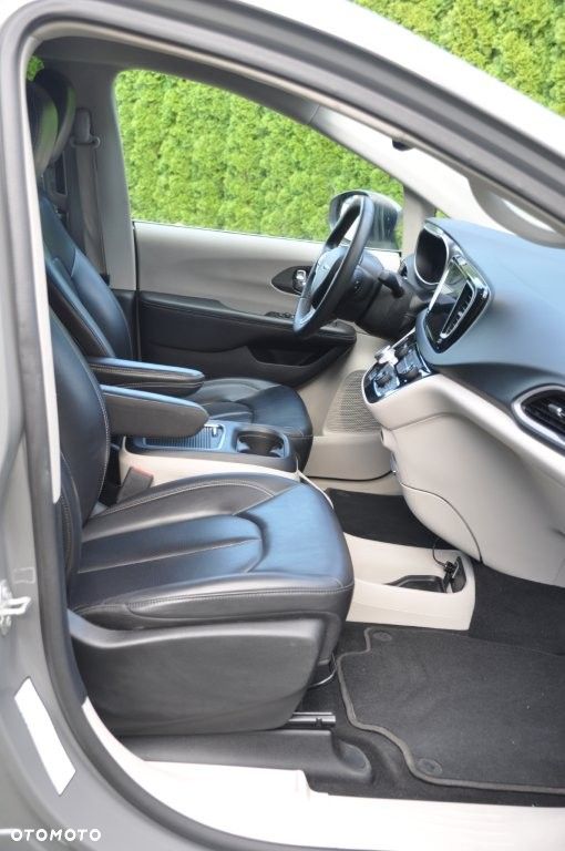 Chrysler Pacifica - 9