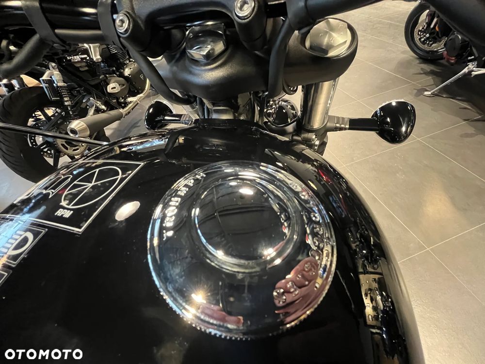 Triumph Bonneville Bobber - 13