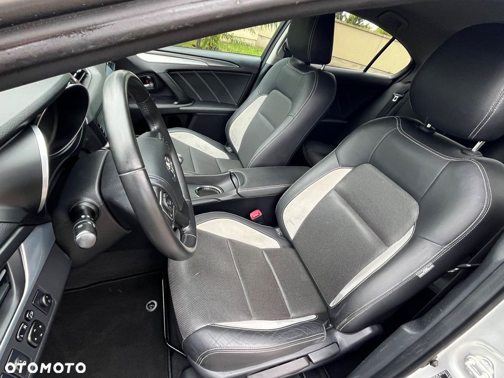 Toyota Avensis 1.8 Premium - 31