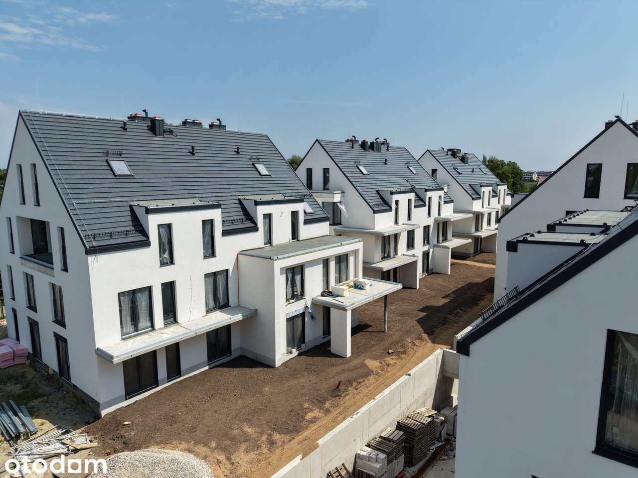 Dwupoziomowy apartament z przestronną strefą dzienną i antresolą