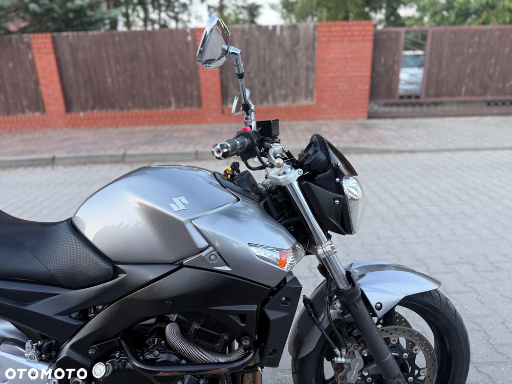 Suzuki GSR - 7