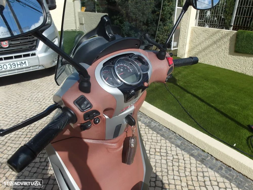 Piaggio Beverly Sport Turing 350 CC - 10