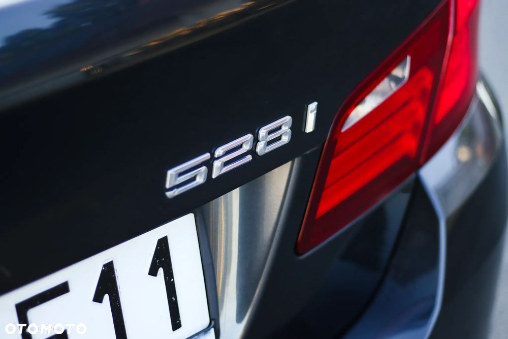 BMW Seria 5 528i xDrive - 12