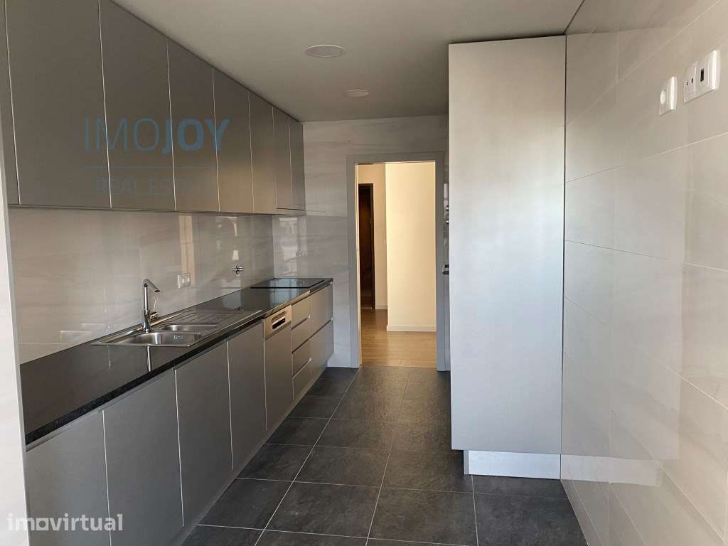 Apartamento T4 com Terraço Junto à Av da Boavista - Grande imagem: 4/26