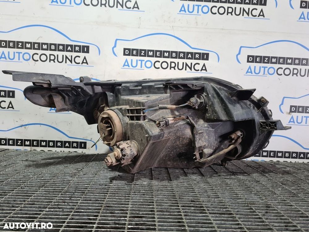 Far Stanga Mitsubishi L200 V 2015 - 2018 SUV 4 Usi (958) Fara xenon - 2