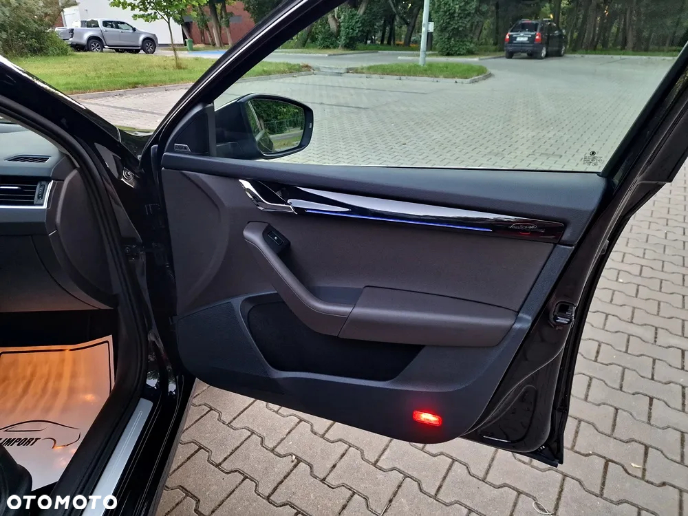 Skoda Octavia Combi 2.0 TDI DSG L&K - 17