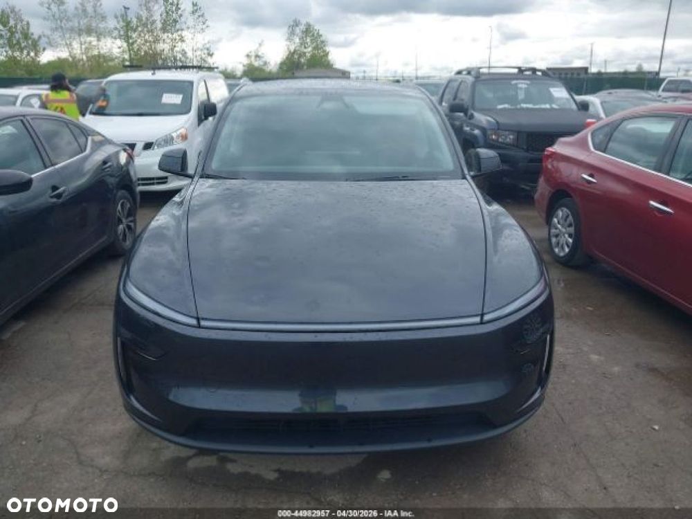 Tesla Model Y - 7