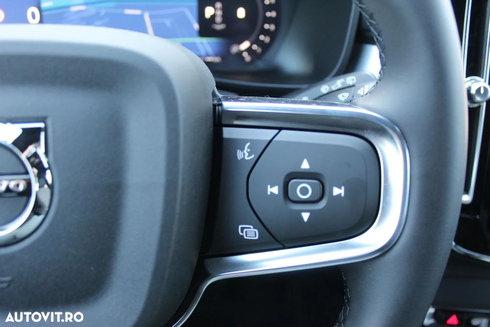 Volvo XC 40 B3 AT FWD MHEV Plus Dark - 15