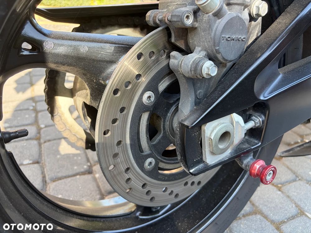 Suzuki GSR - 4