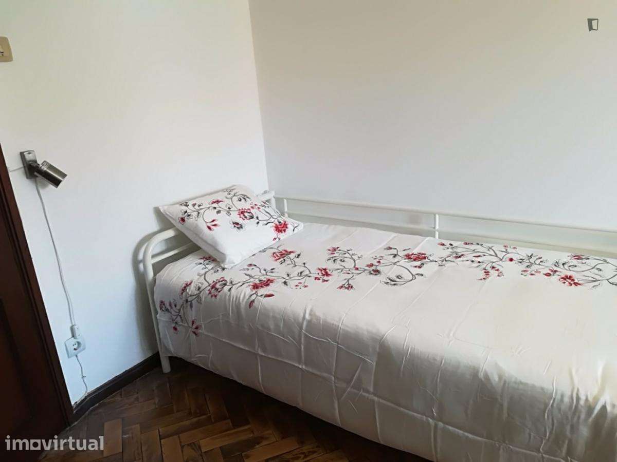 Quarto - localizado em Mafamude Porto - Grande imagem: 3/27