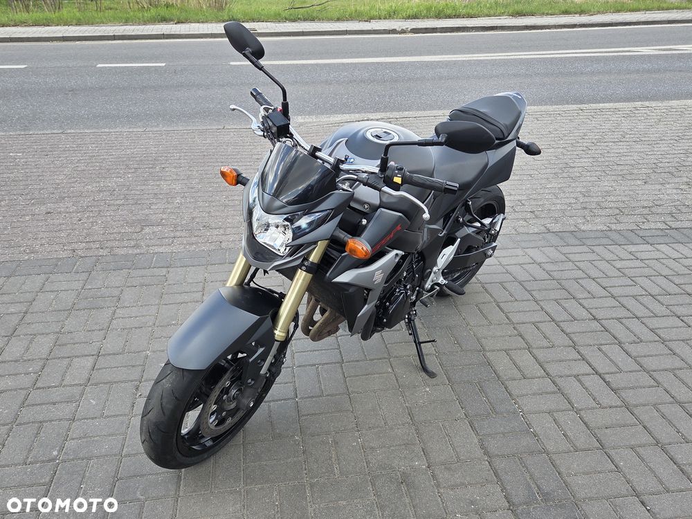 Suzuki GSR - 27