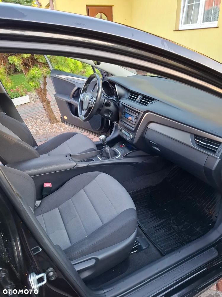 Toyota Avensis 1.6 Active - 12