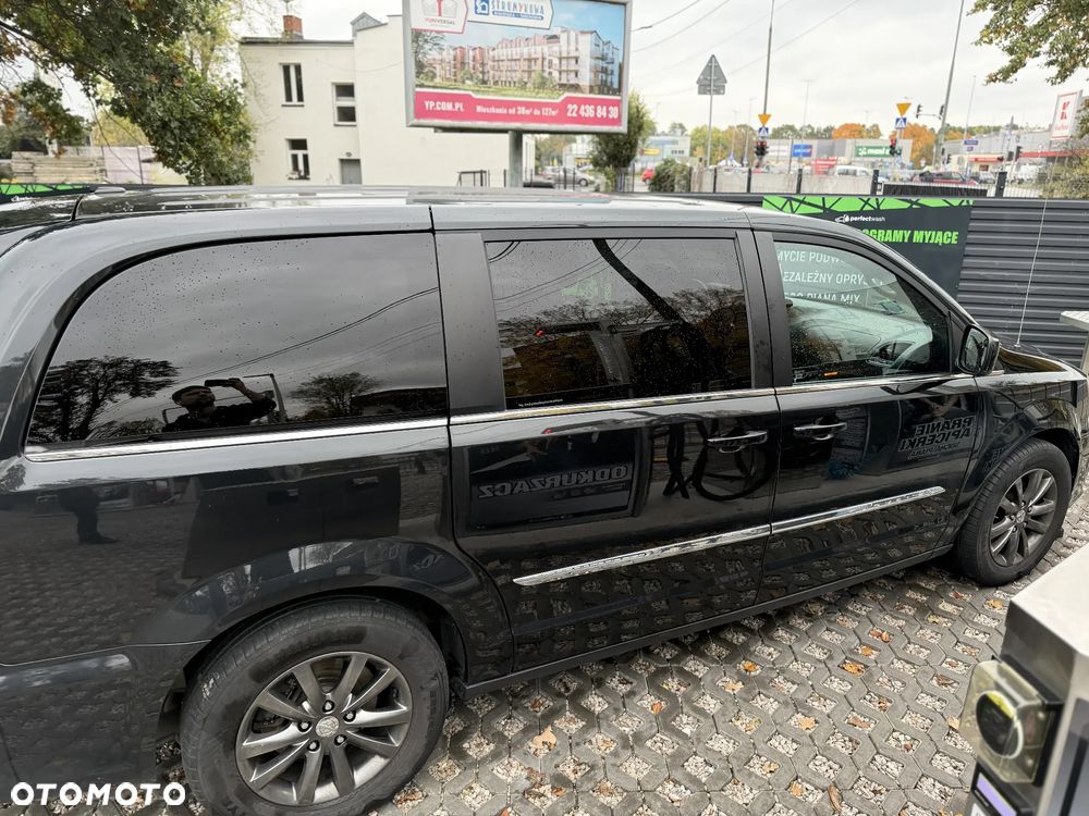 Chrysler Town & Country - 15