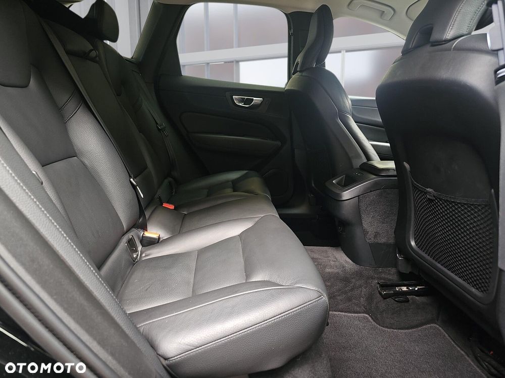 Volvo XC 60 B4 B Plus Dark - 16