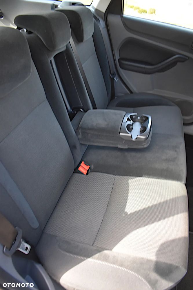 Ford Focus 2.0 16V Ghia - 29