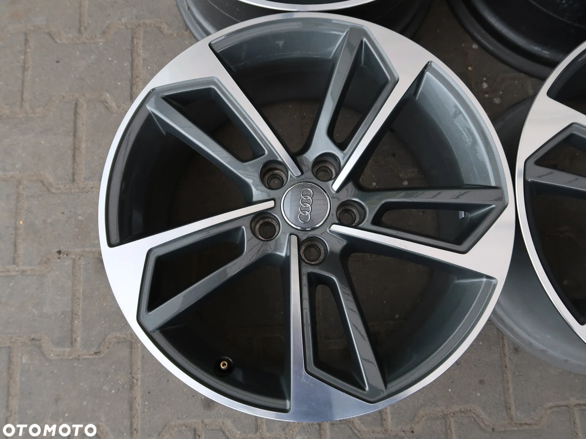 Oryginalne Felgi Aluminiowe Audi A4 8W0 - 4