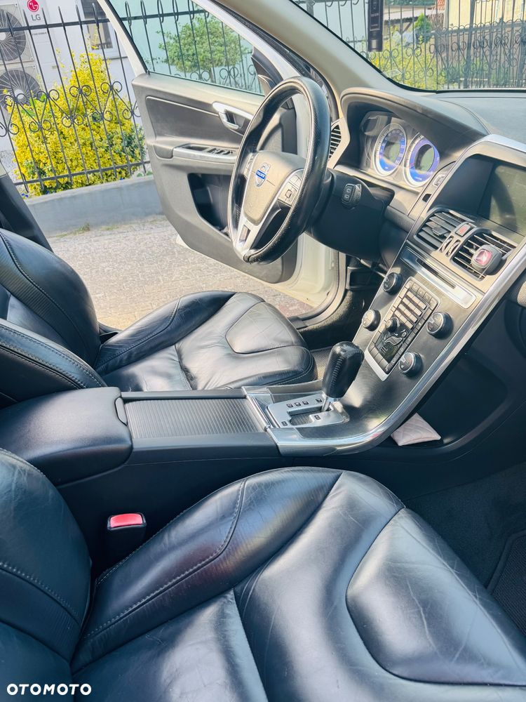 Volvo XC 60 D5 AWD Momentum - 8