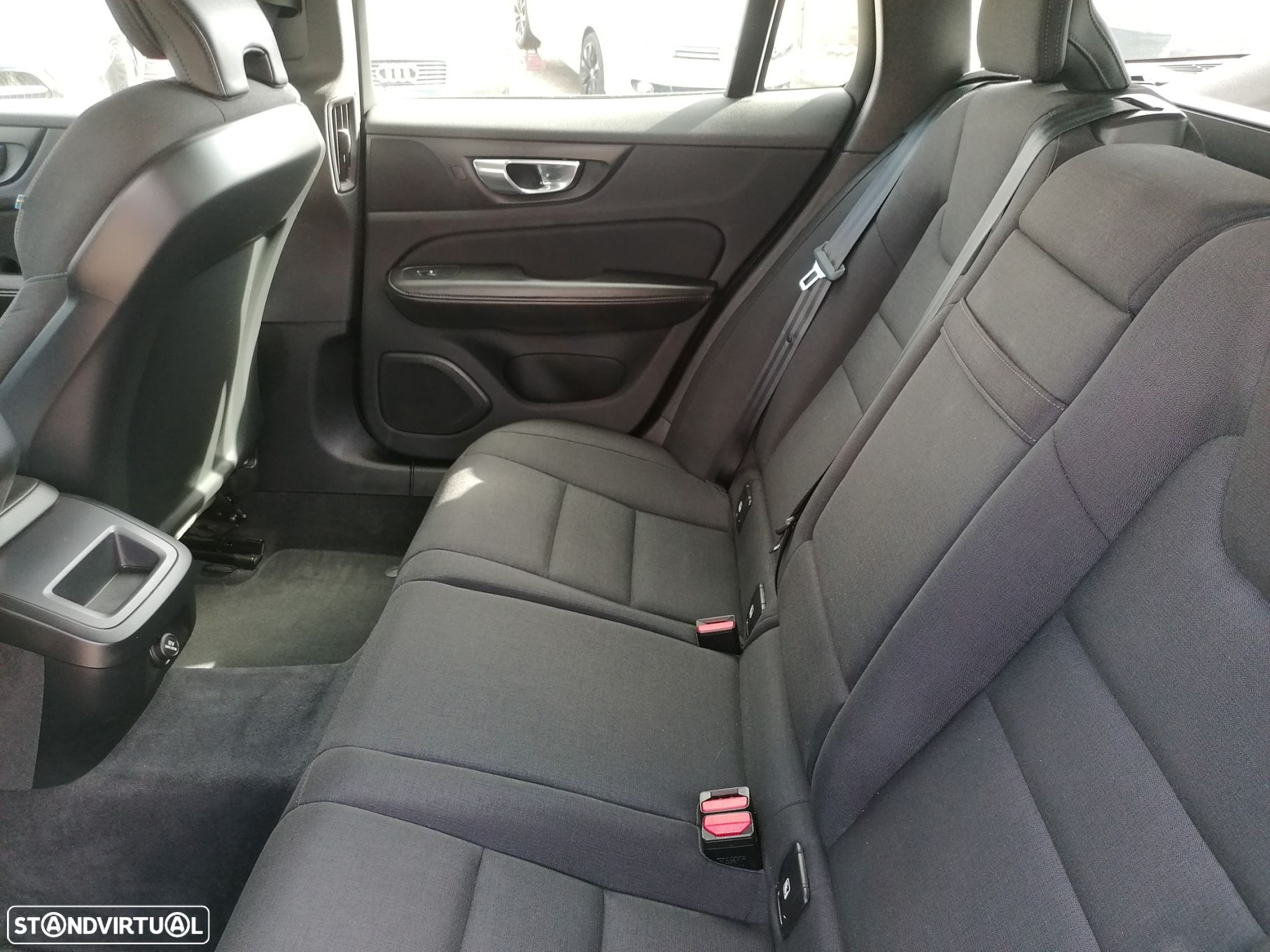 Volvo V60 2.0 D3 Momentum Geartronic - 26