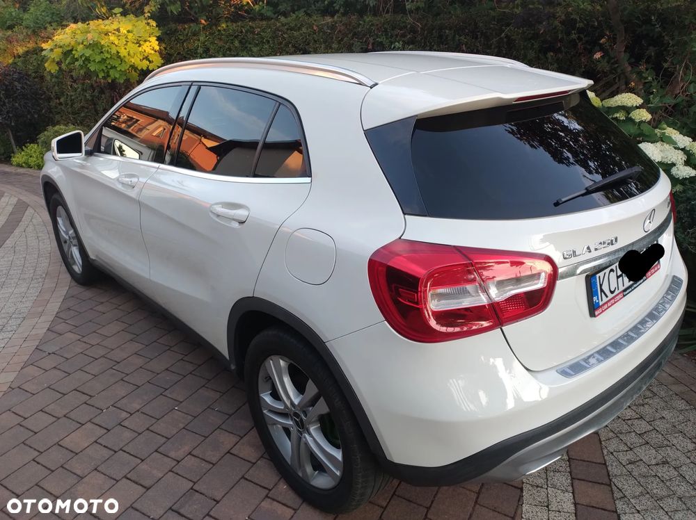 Mercedes-Benz GLA 250 4Matic 7G-DCT - 5