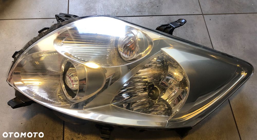 Lampa przód lewa Toyota Auris 2007 r.