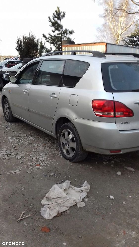 Avensis Verso 01-06r pas tył lewy prawy tylny III 3 rząd - 4