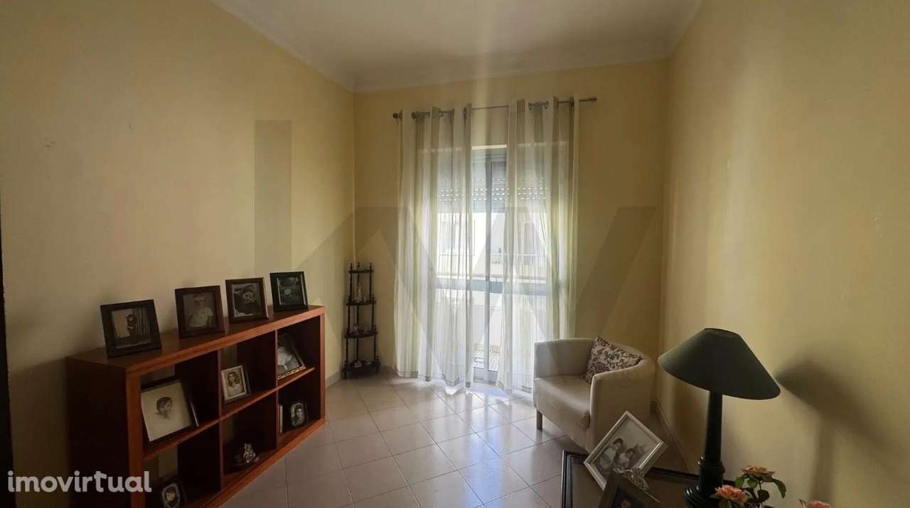 T2 em Queluz, 1º andar a 1 minuto a pé do comboio Queluz/Belas - Grande imagem: 3/9