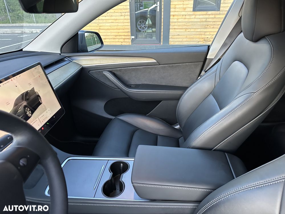 Tesla Model Y - 17
