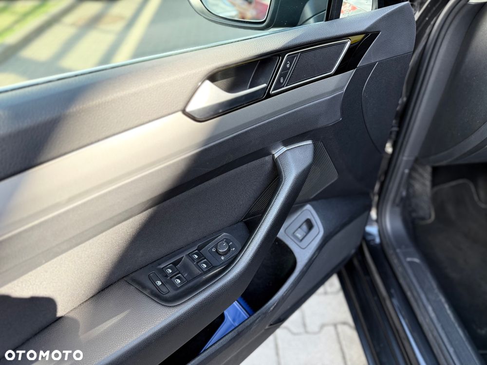 Volkswagen Passat 1.6 TDI SCR DSG Comfortline - 12