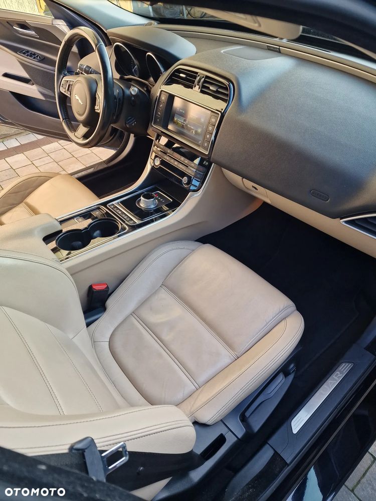 Jaguar XE - 11