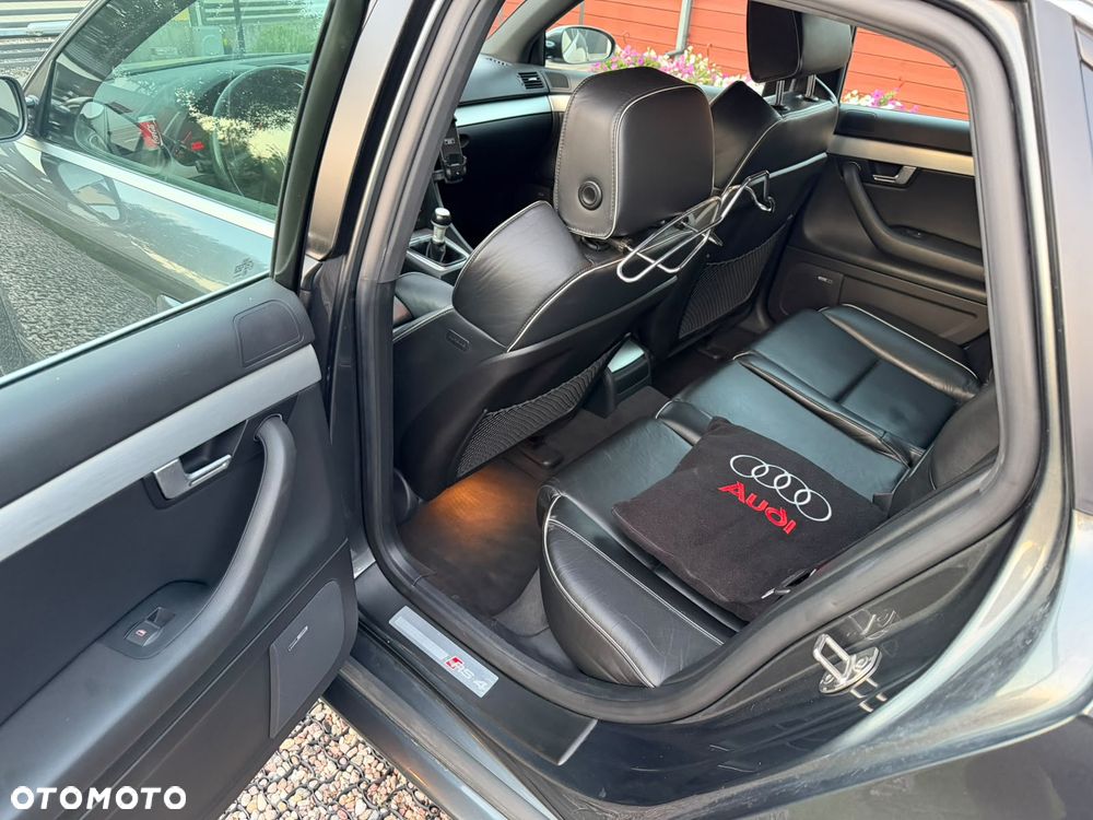 Audi RS4 Limousine Standard - 24