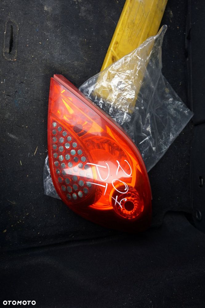 LAMPA TYLNA PRAWA 207  3D HB  PEUGEOT 2006-2009 - 4