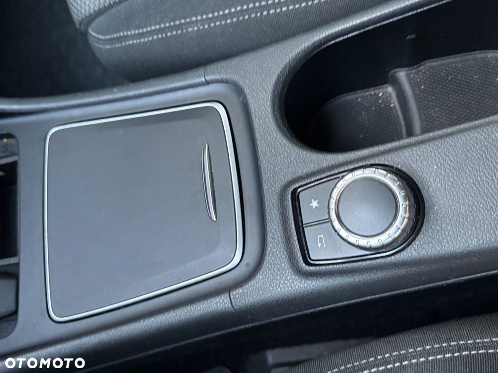 Mercedes-Benz GLA 200 7G-DCT Urban - 24