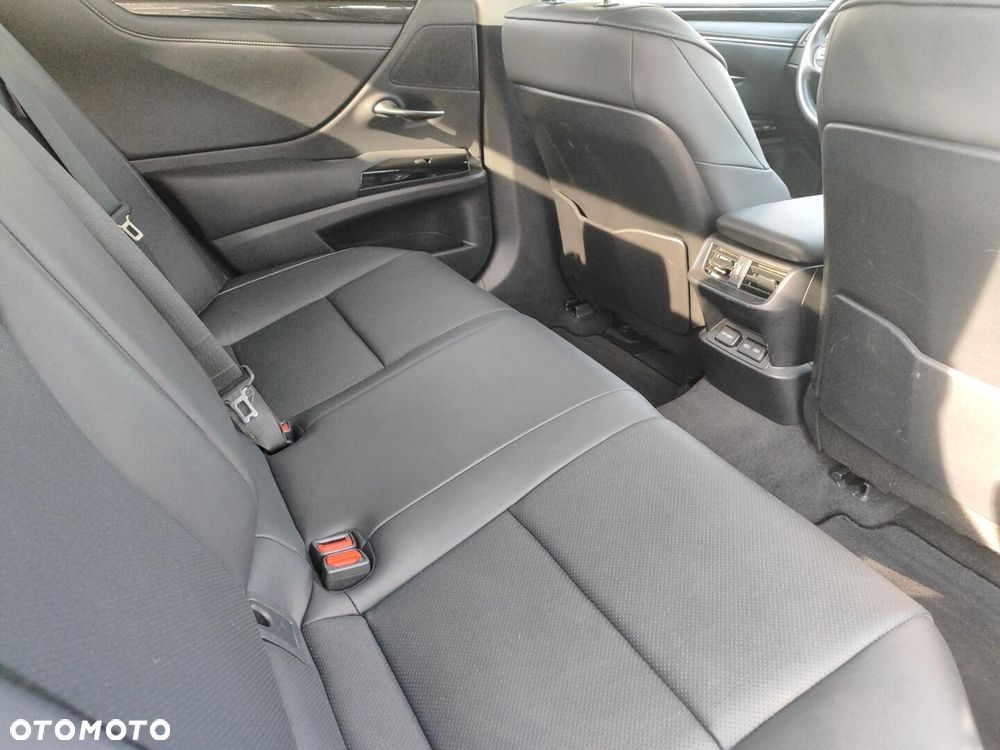 Lexus ES 300h Business Edition - 11