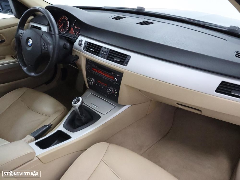 BMW 318 2009 photo 3