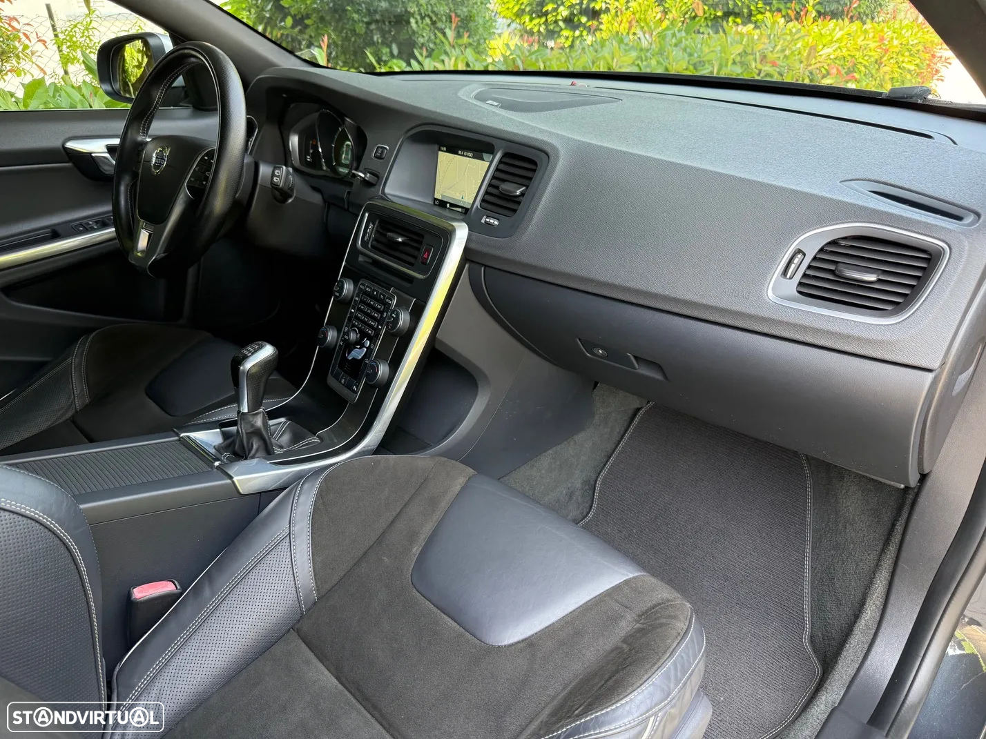 Volvo V60 2.0 D4 R-Design - 28