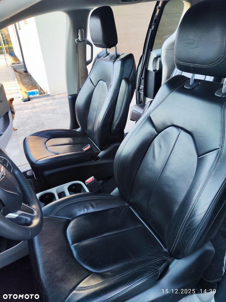 Chrysler Pacifica - 16