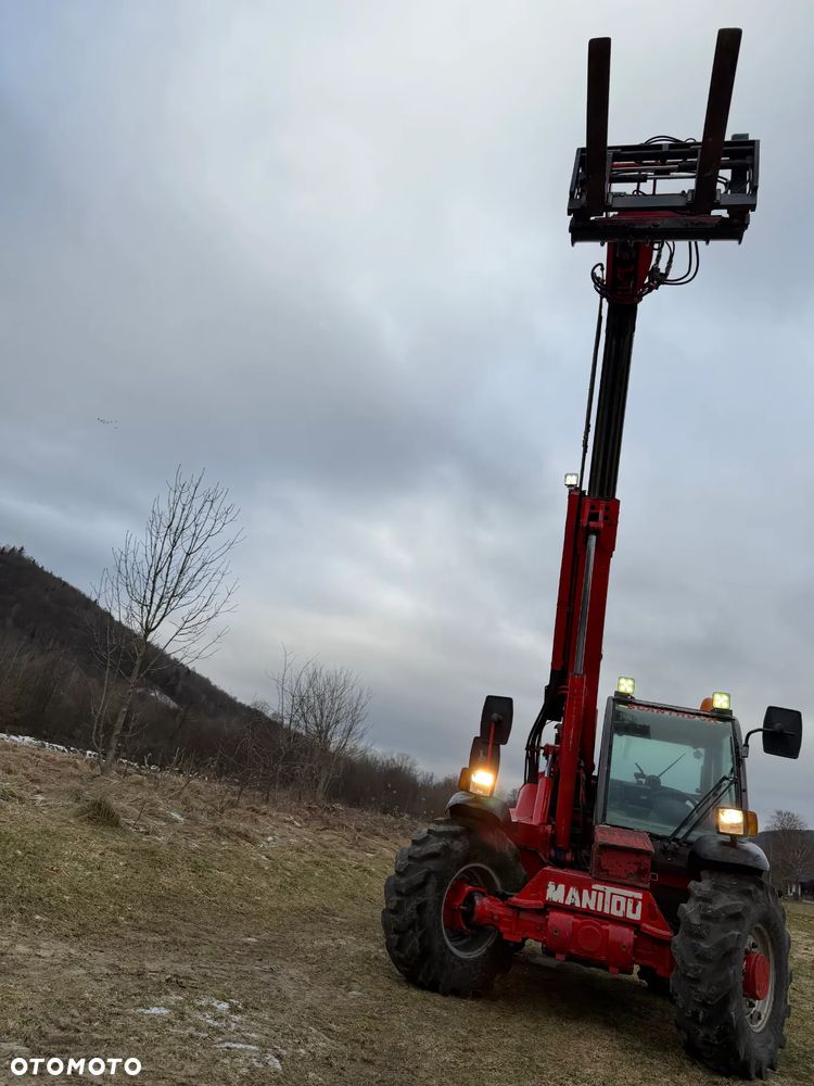 Manitou MLT523  Ładowarka teleskopowa 5m Wysięg 2,3 tony udzwig. Posuw wideł Hydrauliczny oraz rozsuwanie wideł hydr. Szybko-złącze hydrauliczne. 2x kamera PERKINS silnik TURBO  z Komuny Norweskiej! Jak Nowa 4287 mtg Zero luzów wycieków SERWISOWANA w  DEKRA.  Opony jak Nowe. Napęd 4x4 Hydrostatic REWERS - 5