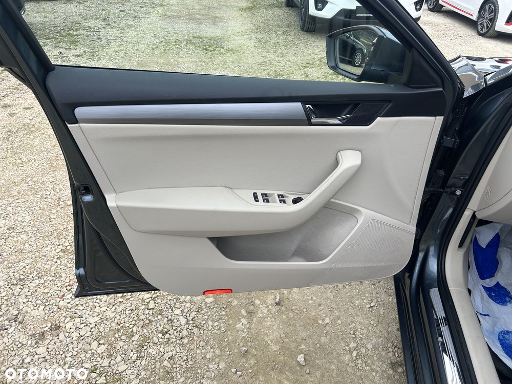 Skoda Superb 2.0 TDI DSG Premium Edition - 24