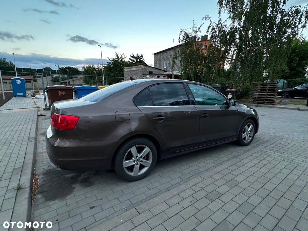 Volkswagen Jetta 2.0 TDI Highline DSG - 9
