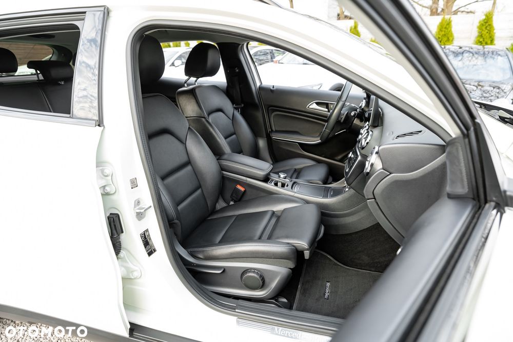 Mercedes-Benz GLA 200 7G-DCT - 26