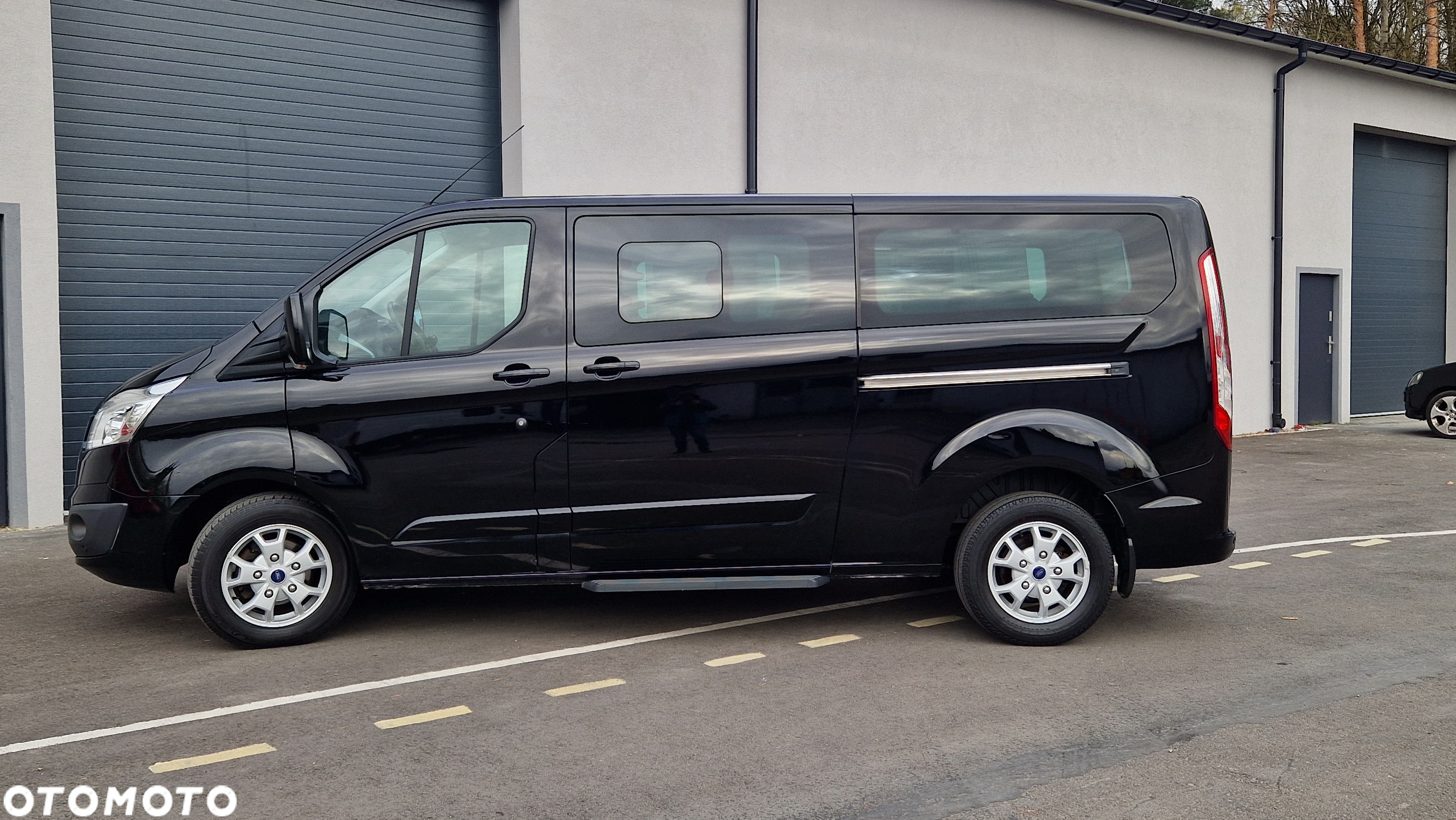 Ford Tourneo Custom 2.0 EcoBlue L2 Shuttle Bus Titanium - 18