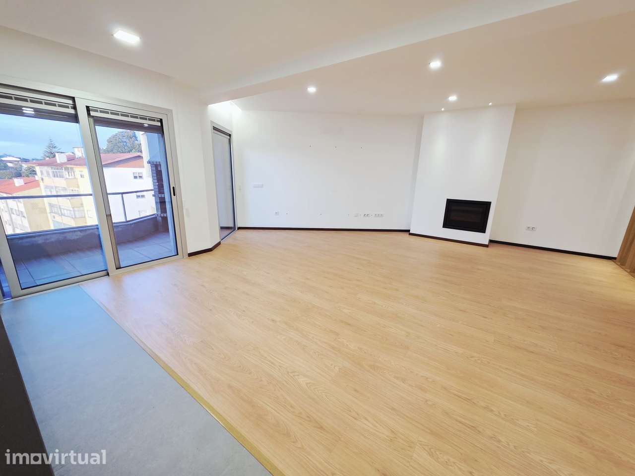 Vende-se T3 semi-novo com 1 ano de uso centro de Oliveira de Azeméis - Grande imagem: 3/22