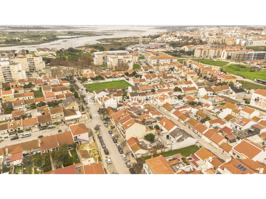 Terreno com 2 lotes e projecto habitacional aprovado - Grande imagem: 5/27