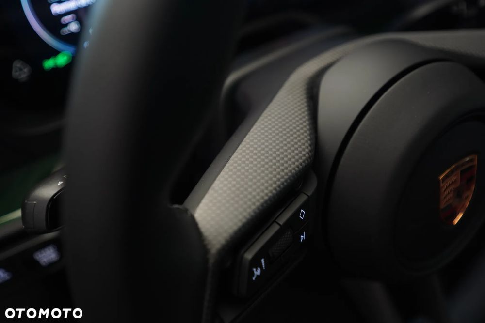 Porsche 911 Carrera 4 GTS - 24