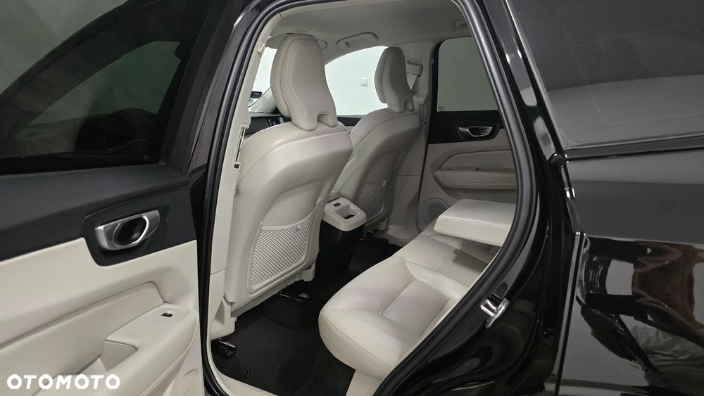 Volvo XC 60 B4 D Plus Dark - 7